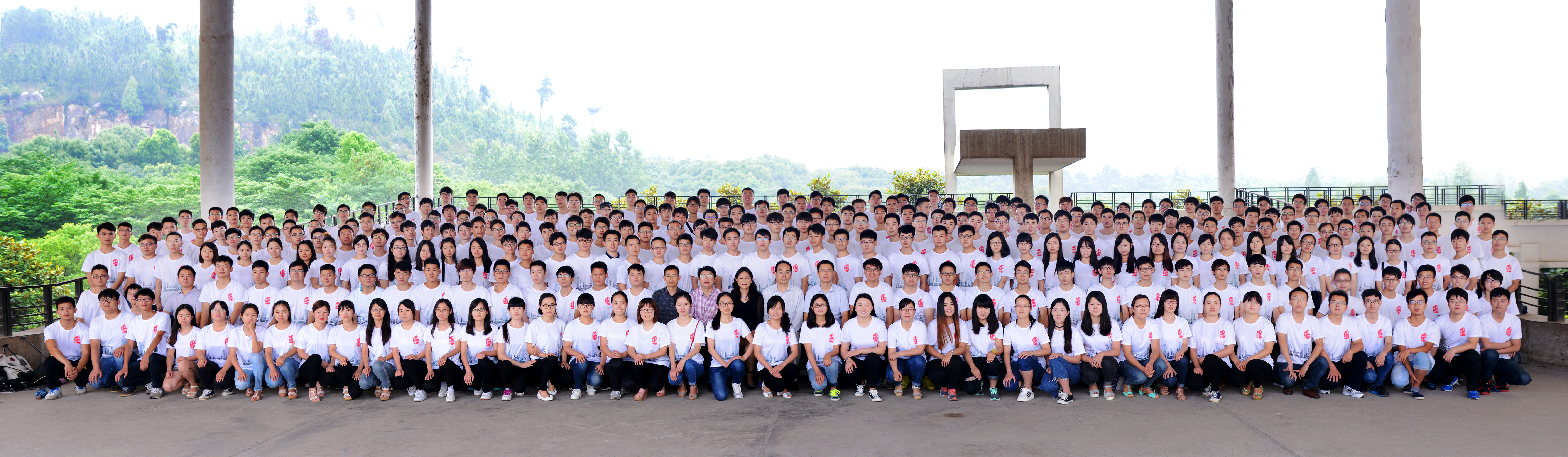 在线漫画
2016届毕业生合影